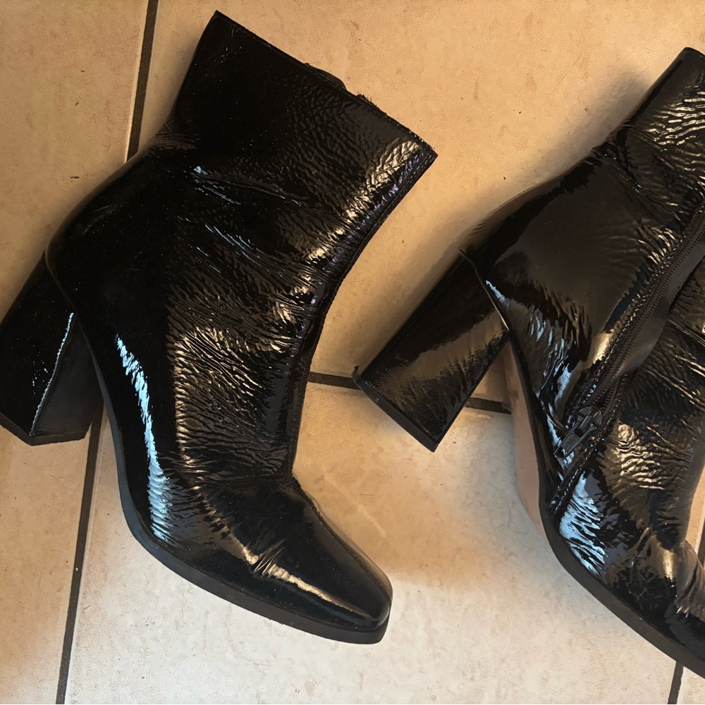 L'INTERVALLE Black Patent Leather Ankle Boots